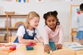 Kinder spielen mit den Bausteinen