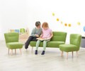 Kinder sitzen auf dem Sofa Lina