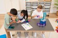 Kinder spielen mit den Bausteinen