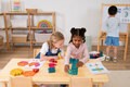 Kinder spielen mit den Bausteinen