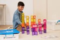 Kinder spielen mit den Bausteinen