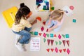 Kinder spielen mit den Bausteinen