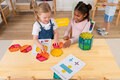 Kinder spielen mit den Bausteinen