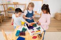 Kinder spielen mit den Bausteinen