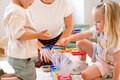 Kinder spielen mit den Bausteinen