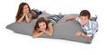 In- und Outdoor-Liegekissen in grau mit Kindern