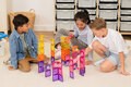 Kinder spielen mit den Bausteinen