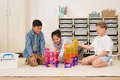Kinder spielen mit den Bausteinen