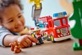 Kind spielt mit den LEGO Bausteinen