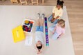 Kinder spielen mit den Bausteinen