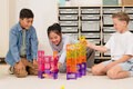 Kinder spielen mit den Bausteinen
