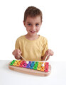 Kind spielt Glockenspiel