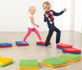 Kinder sitzen auf dem Sitzkissen