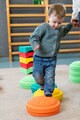 Kind balanciert auf MyFunStone