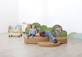 Kinder sitzen auf dem Sofa Waschbär