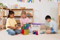 Kinder spielen mit den Bausteinen
