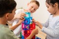 Kinder spielen mit den Bausteinen