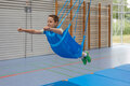 Flugschaukel mit Kind in einer Turnhalle