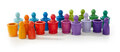 Regenbogen-Figuren mit Farbbechern