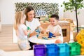 Kinder spielen mit den Bausteinen