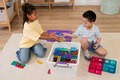 Kinder spielen mit den Bausteinen