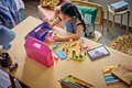 Der Koffer auf einem Bild im Kinderzimmer