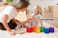 Kinder spielen mit den Bausteinen