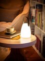 LED-Tischleuchte leuchtend auf Tisch