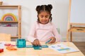 Kinder spielen mit den Bausteinen