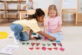Kinder spielen mit den Bausteinen