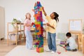 Kinder spielen mit den Bausteinen