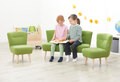 Kinder sitzen auf dem Sofa Lina