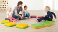 Kinder sitzen auf dem Sitzkissen