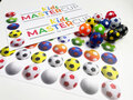 10 bunte Kickerbälle und Stickerset