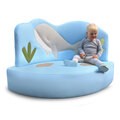 Sofa Wal mit Kind darauf