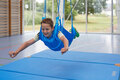 Flugschaukel mit Kind in einer Turnhalle