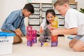 Kinder spielen mit den Bausteinen