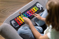 Kind spielt Sonor Glockenspiel Safari