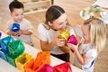 Kinder spielen mit den Bausteinen