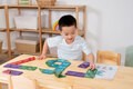 Kinder spielen mit den Bausteinen