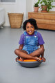 Air Board klein orange mit Kind sitzend im Raum