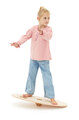 Balanceboard mit Kugel und Kind