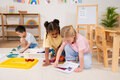 Kinder spielen mit den Bausteinen