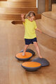 Air Board klein orange mit Kind stehend im Raum