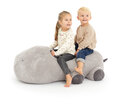 Mädchen und Junge sitzen auf dem Sitzsack