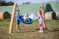 Kleinkinder-Nestschaukel mit Kindern