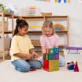 Kinder spielen mit den Bausteinen