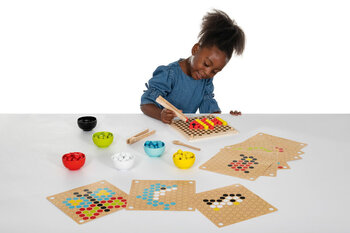 Produktbild von Holzkugelmuster-Legespiel mit 111 Kugeln und Vorlagekarten