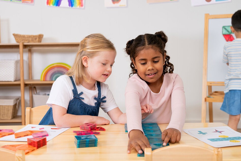 Kinder spielen mit den Bausteinen