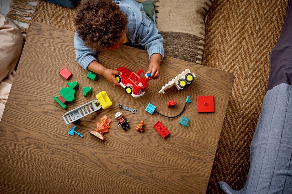 Kind spielt mit den LEGO Bausteinen